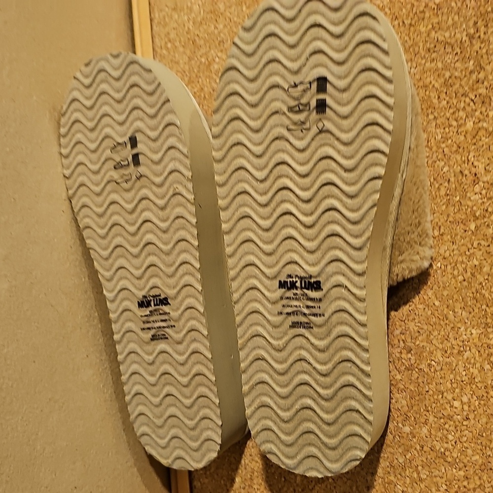 Slippers - Picture 11 of 12